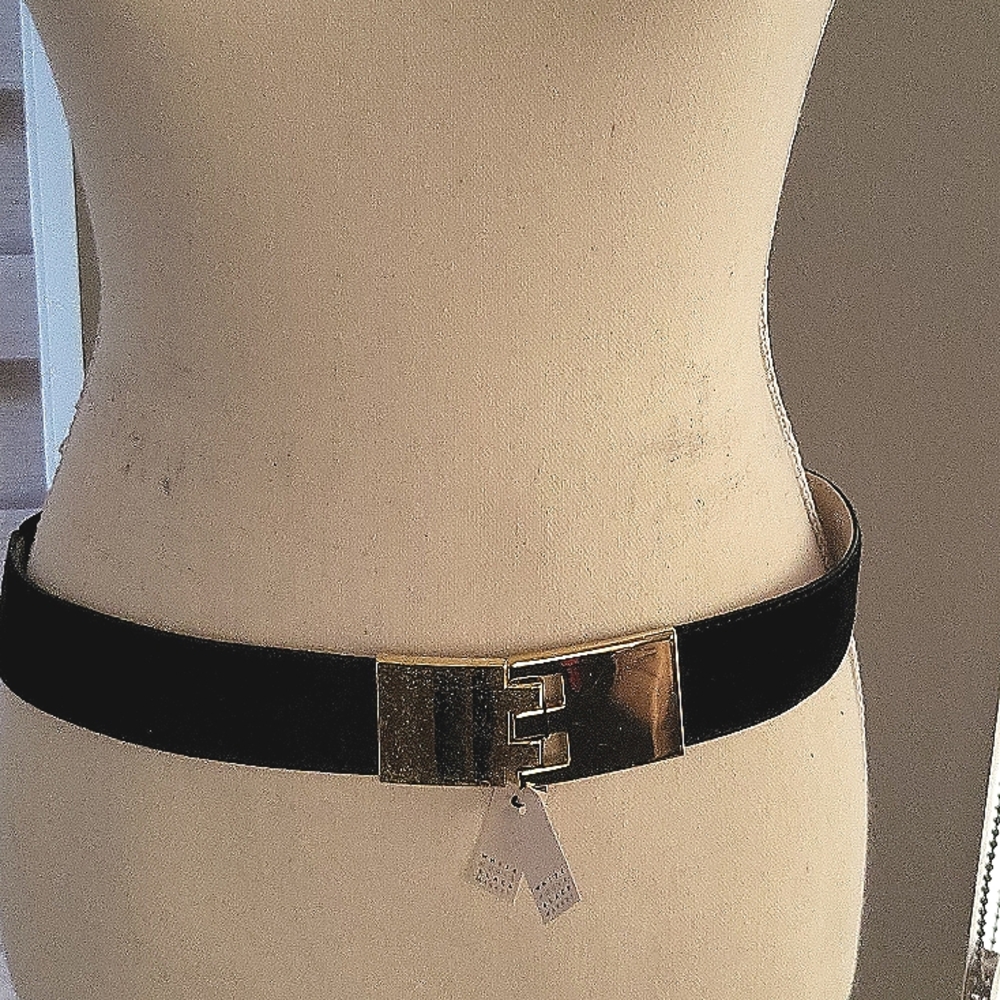 White house black market Black belt Size M